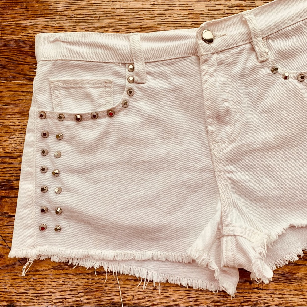Forever 21–Studded White Denim Cut-Off Shorts - Picture 4 of 7